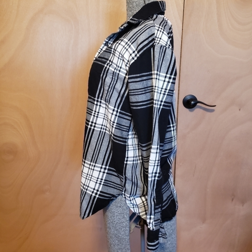 𝅺BLACK Flannel - Picture 2 of 2